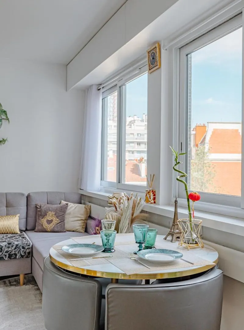 Appartement With Eiffel Tower View! Paris
